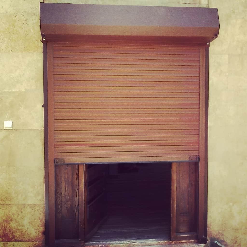 نصب کرکره برقی درب ورودی آپارتمان در کرمان