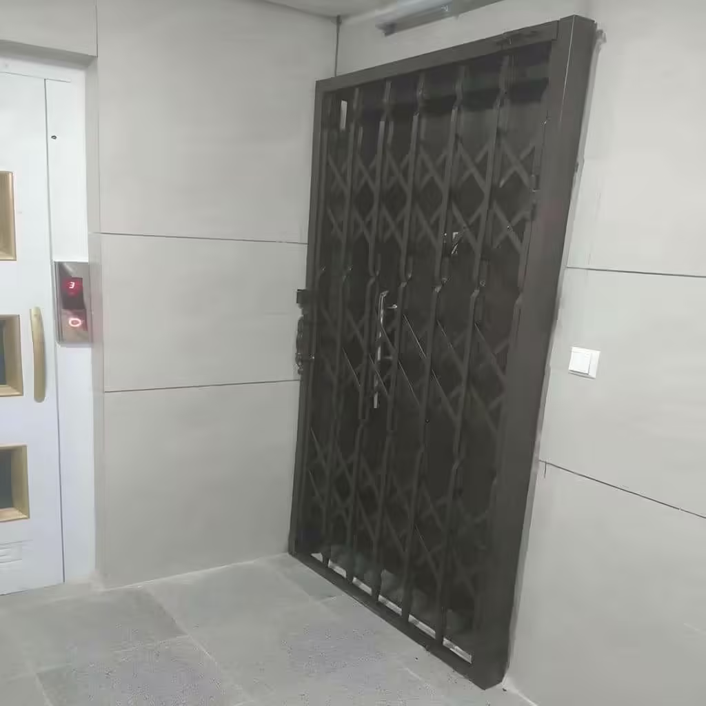 حفاظ آکاردئونی پشت درب در کرمان حفاظ آکاردئونی پشت درب در کرمان