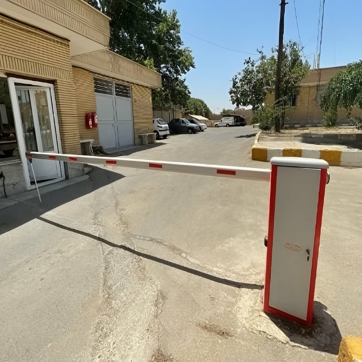 راهبند در کرمان با پایه مستحکم فلزی