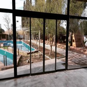 نصب درب اتوماتیک شیشه ای کرمان با ریل دقیق و تراز شده