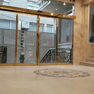 درب اتوماتیک شیشه ای کرمان با فریم آلومینیومی و برش دقیق