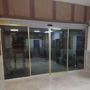 درب اتوماتیک شیشه ای لولایی کرمان با لولاهای مقاوم و حرکت نرم