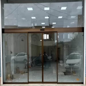 درب اتوماتیک شیشه ای کشویی کرمان با ریل فلزی مقاوم و حرکت روان