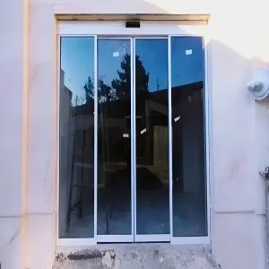 درب اتوماتیک شیشه ای منحنی کرمان با ریل خمیده و حرکت نرم