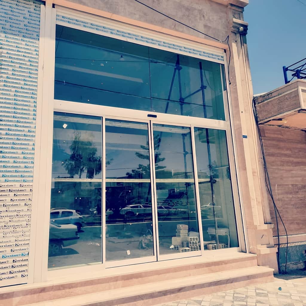 درب اتوماتیک شیشه ای کشویی کرمان با فریم آلومینیومی سبک و مقاوم