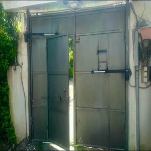 جک درب پارکینگ در کرمان با موتور بازویی و نصب روی درب لولایی