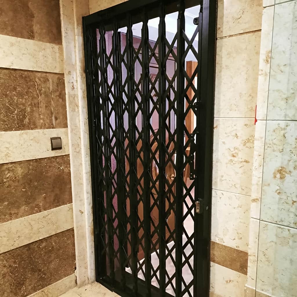 خدمات درب آکاردئونی پنج گل دوبل با بررسی محل در کرمان