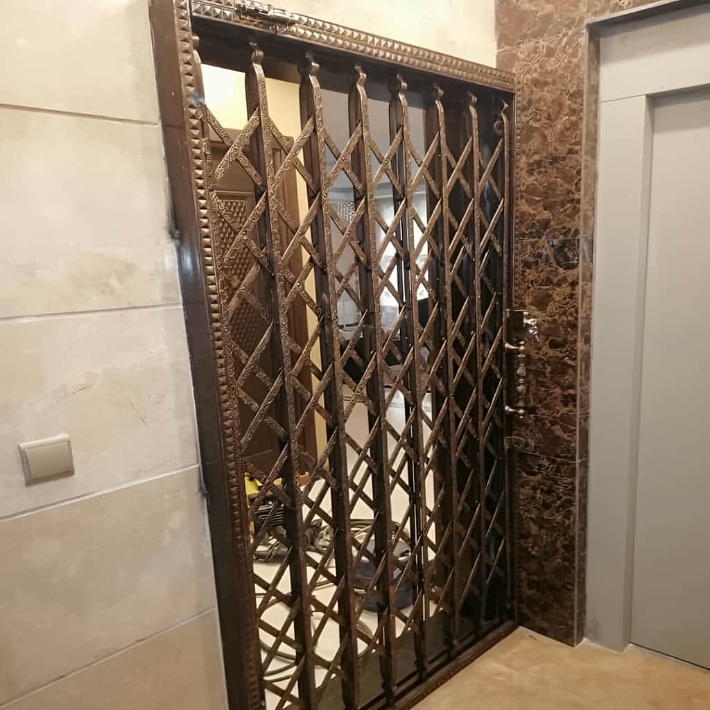 درب آکاردئونی پنج گل دوبل با شبکه لوزی در کرمان درب آکاردئونی پنج گل دوبل با شبکه لوزی در کرمان
