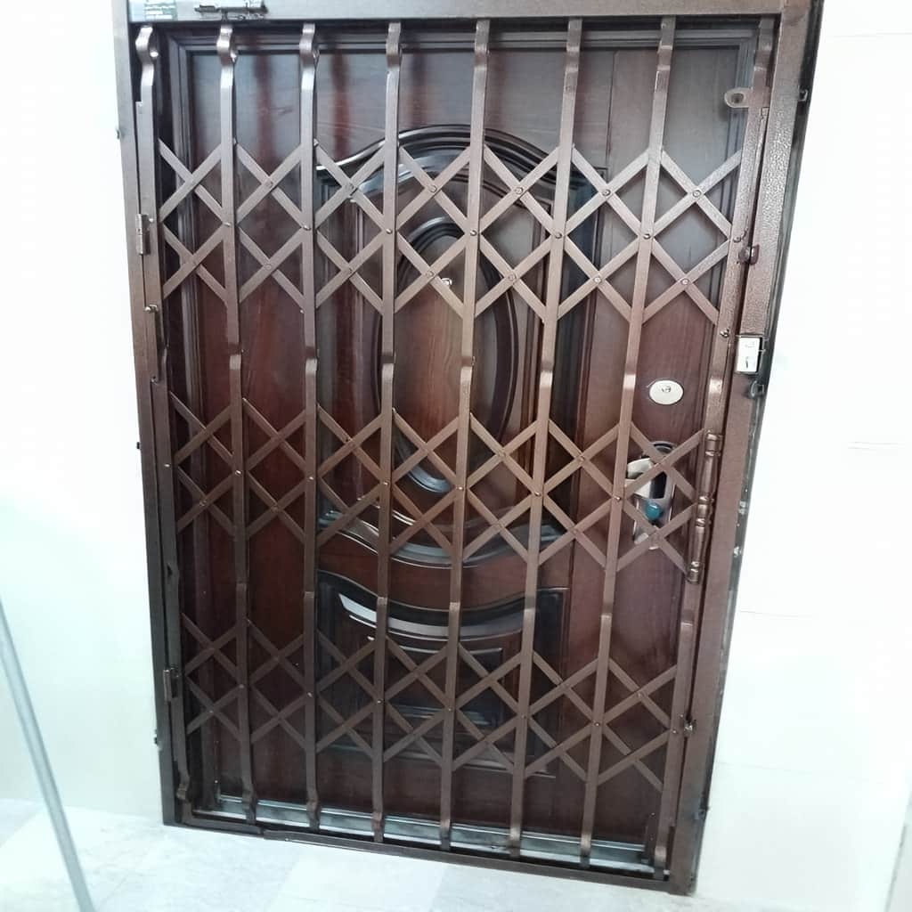 سفارش درب آکاردئونی سه گل تسمه برای ورودی مسکونی در کرمان