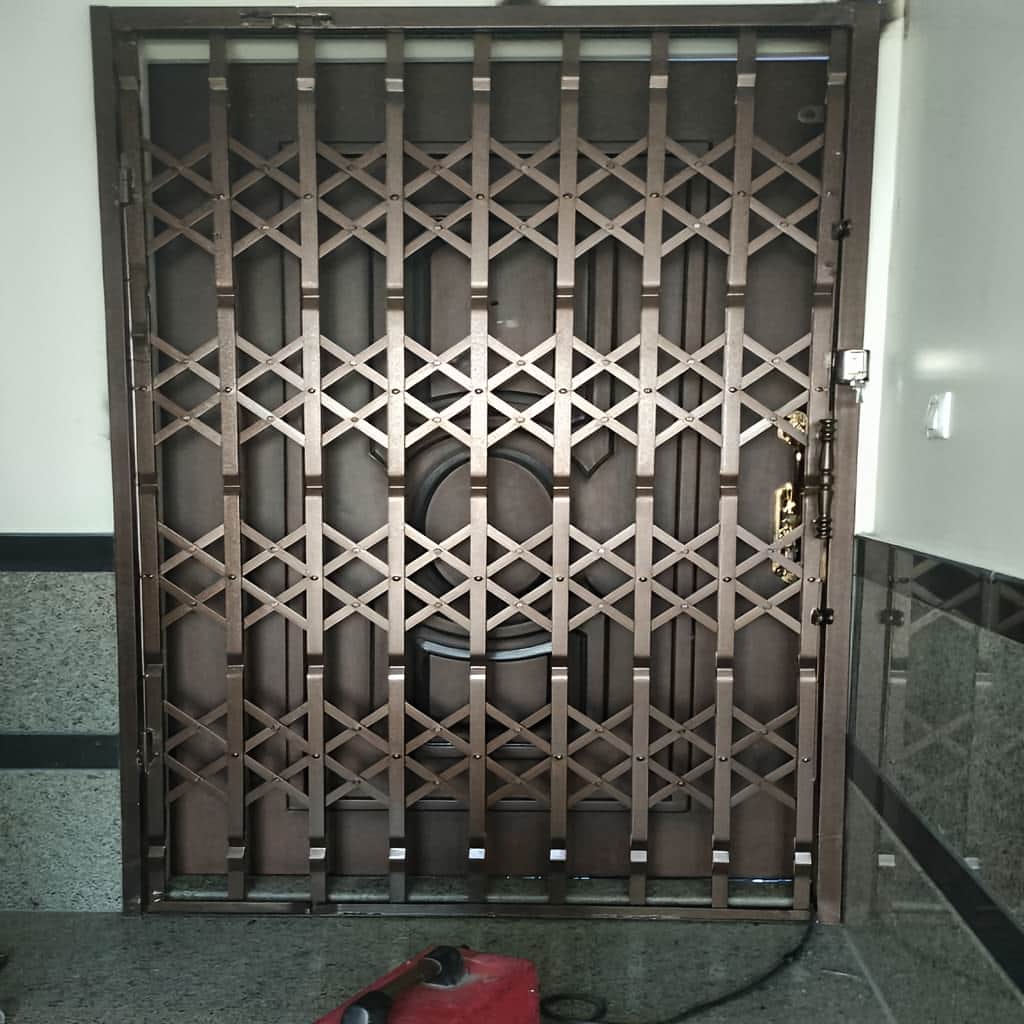 نصب درب آکاردئونی چهار گل لوزی با ریل روان در کرمان