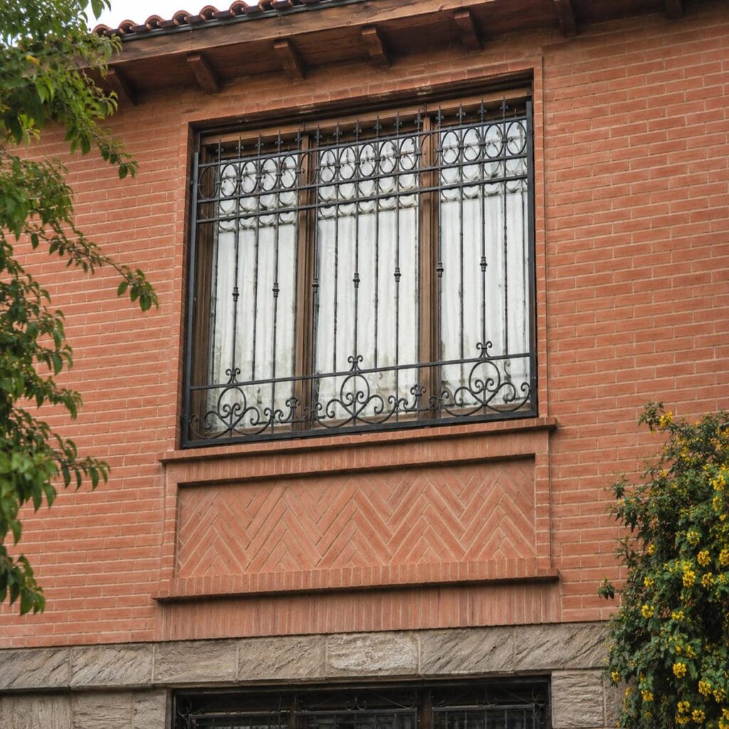 11 نمونه حفاظ پنجره فرفورژه گل نرده در کرمان