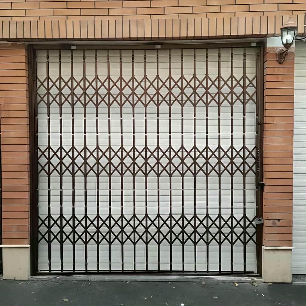 نصب درب آکاردئونی سلطنتی گل دار با ریل روان در کرمان