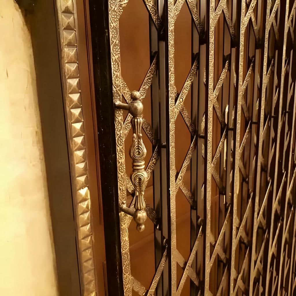 اجرای درب ریلی آکاردئونی کم جا با شبکه جمعشونده در کرمان اجرای درب ریلی آکاردئونی کم جا با شبکه جمعشونده در کرمان