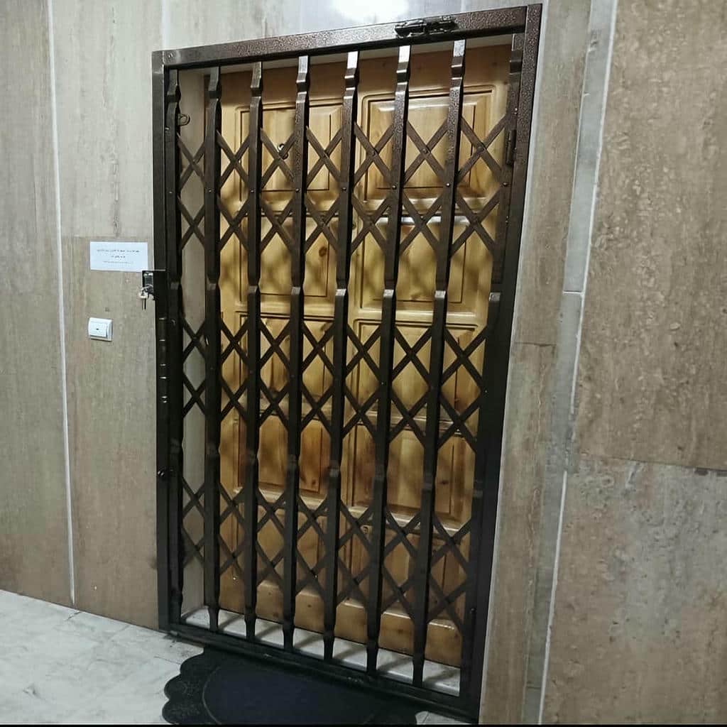 خرید درب آکاردئونی سفید طلایی با مشاوره در کرمان