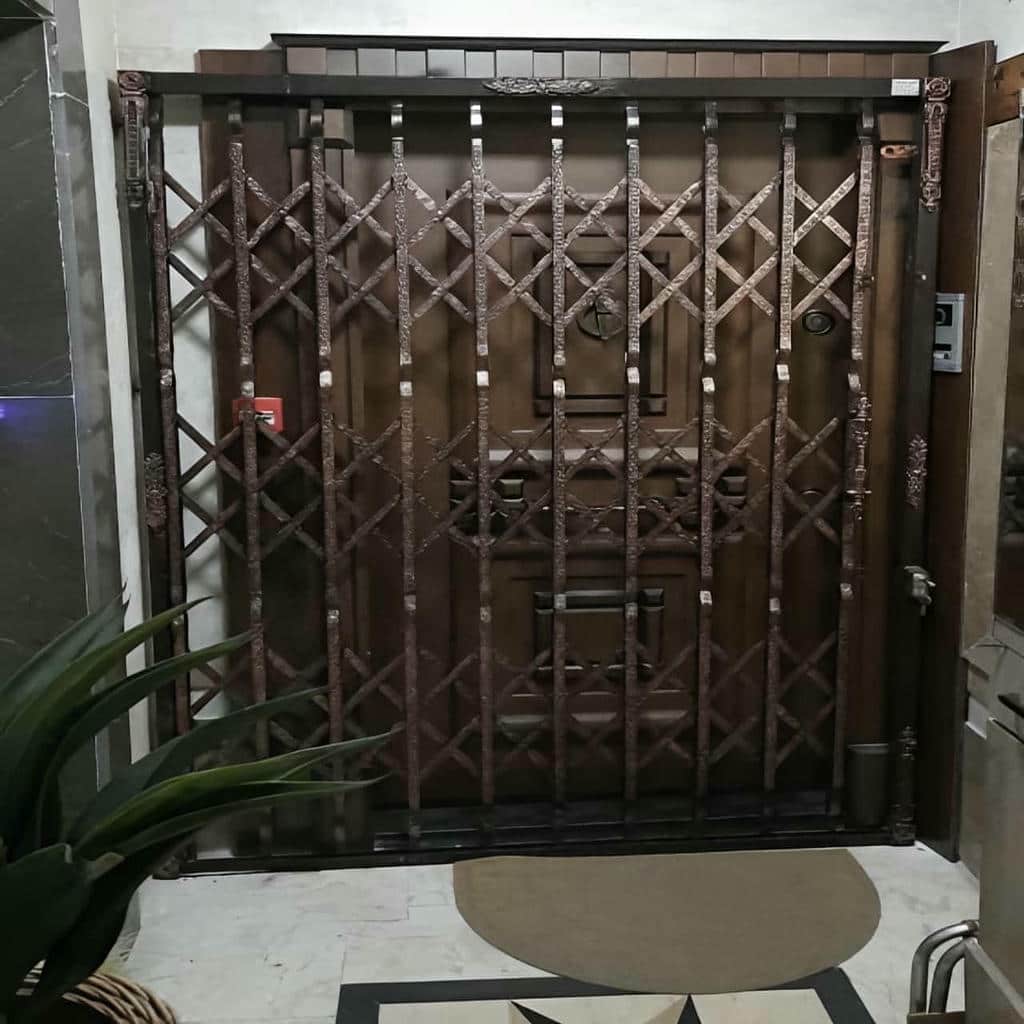خرید درب آکاردئونی مشکی طلایی با مشاوره در کرمان