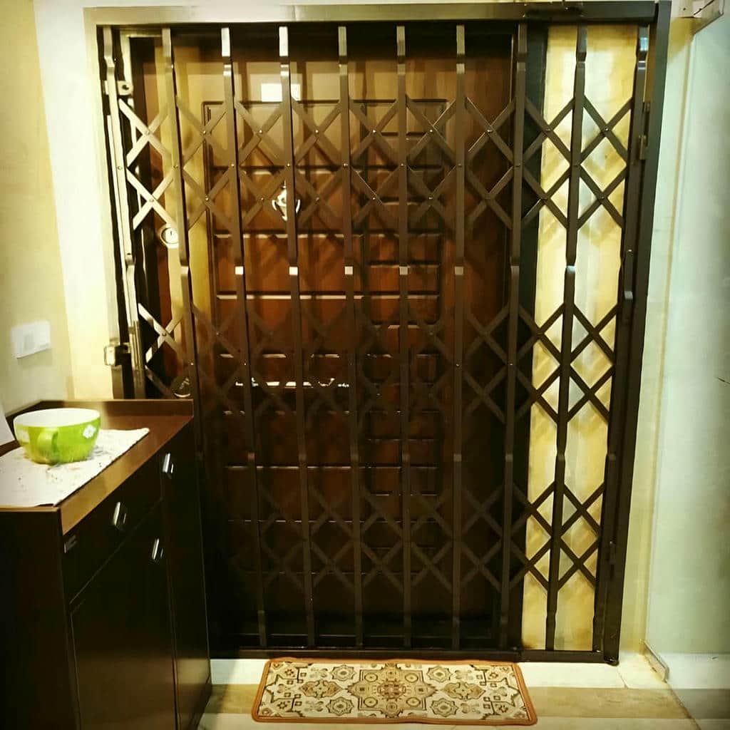 اجرای درب آکاردئونی تسمه پهن آهنی با شبکه متراکم در کرمان