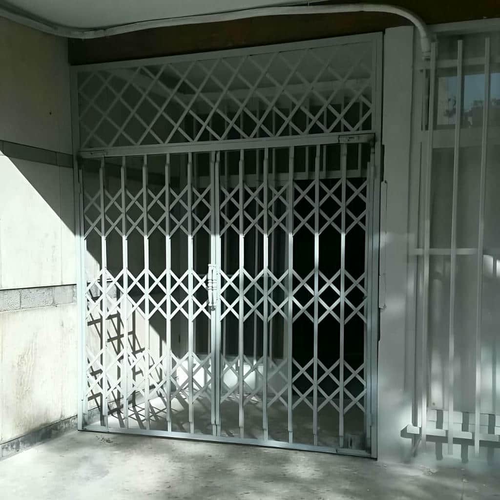 نصب حفاظ پشت درب آپارتمان ریلی با ریل روان در کرمان نصب حفاظ پشت درب آپارتمان ریلی با ریل روان در کرمان