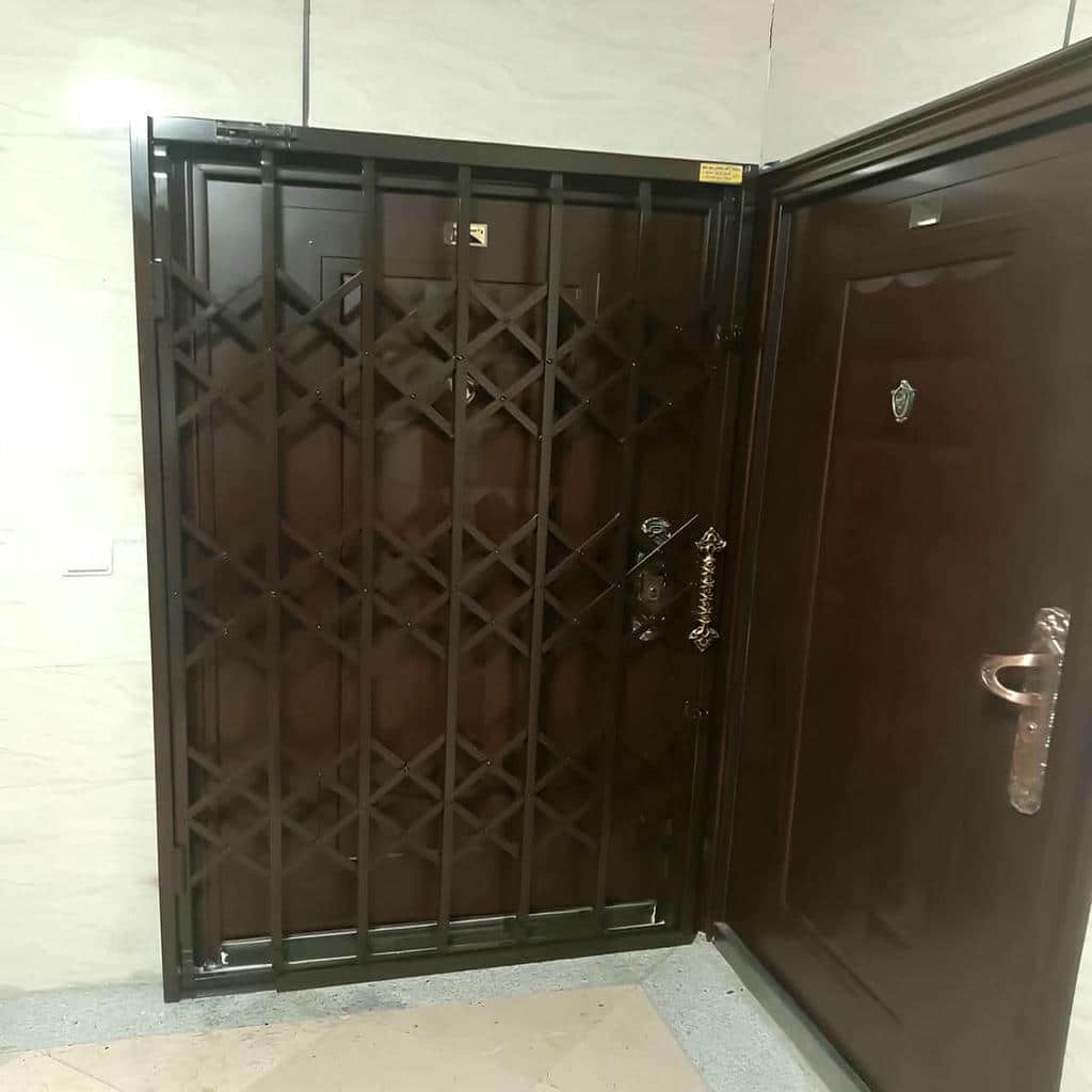 اجرای حفاظ آکاردئونی واحد مسکونی با ریل مناسب در کرمان
