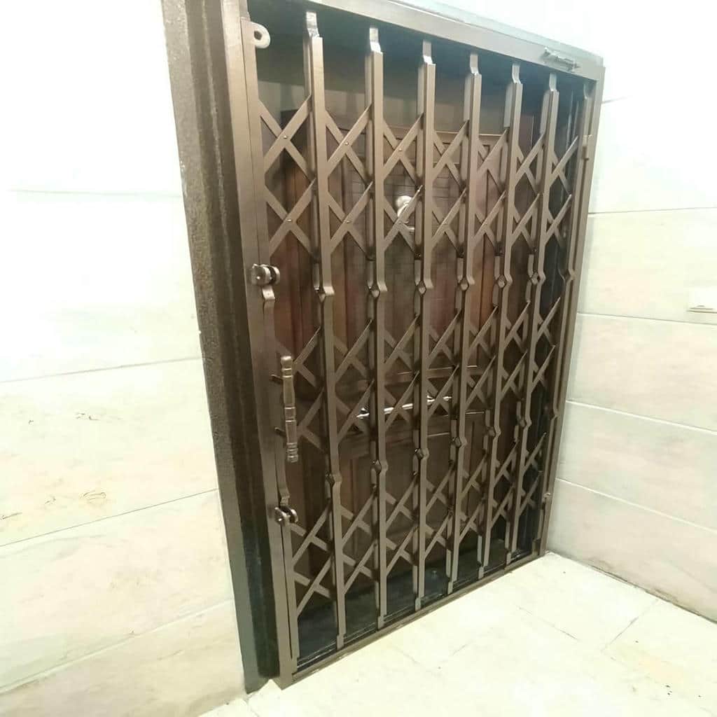 اجرای حفاظ درب آپارتمان ضد دیلم با شبکه متراکم در کرمان