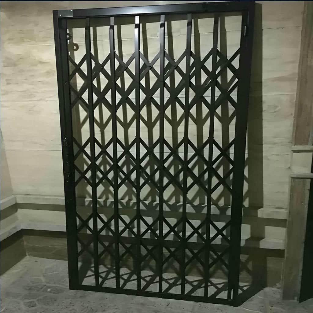 اجرای درب آکاردئونی واحد اداری با شبکه جمع‌شونده در کرمان