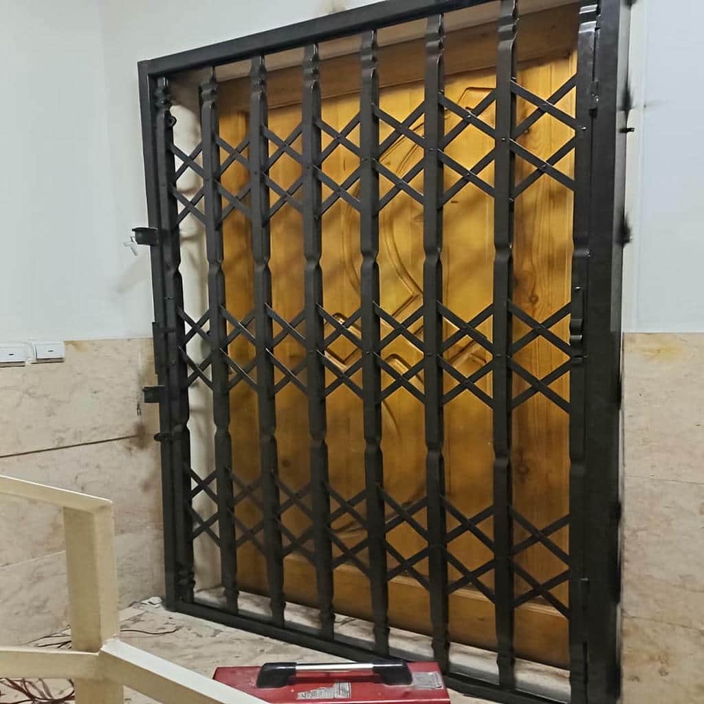 سفارش حفاظ پشت درب آپارتمان ریلی متناسب با ورودی در کرمان