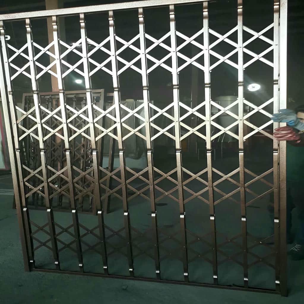 نصب درب آکاردئونی طلایی سلطنتی با بررسی چهارچوب در کرمان نصب درب آکاردئونی طلایی سلطنتی با بررسی چهارچوب در کرمان