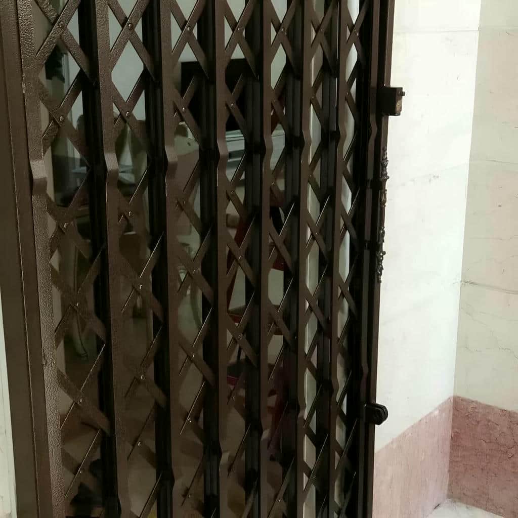 حفاظ آکاردئونی درب واحد مسکونی با رنگ کوره‌ای در کرمان