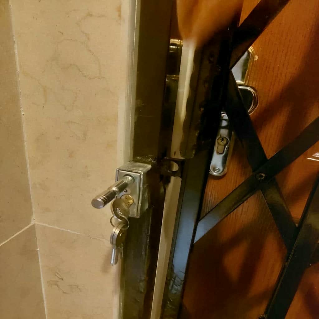 اجرای درب حفاظ فلزی ورودی واحد با شبکه متراکم در کرمان