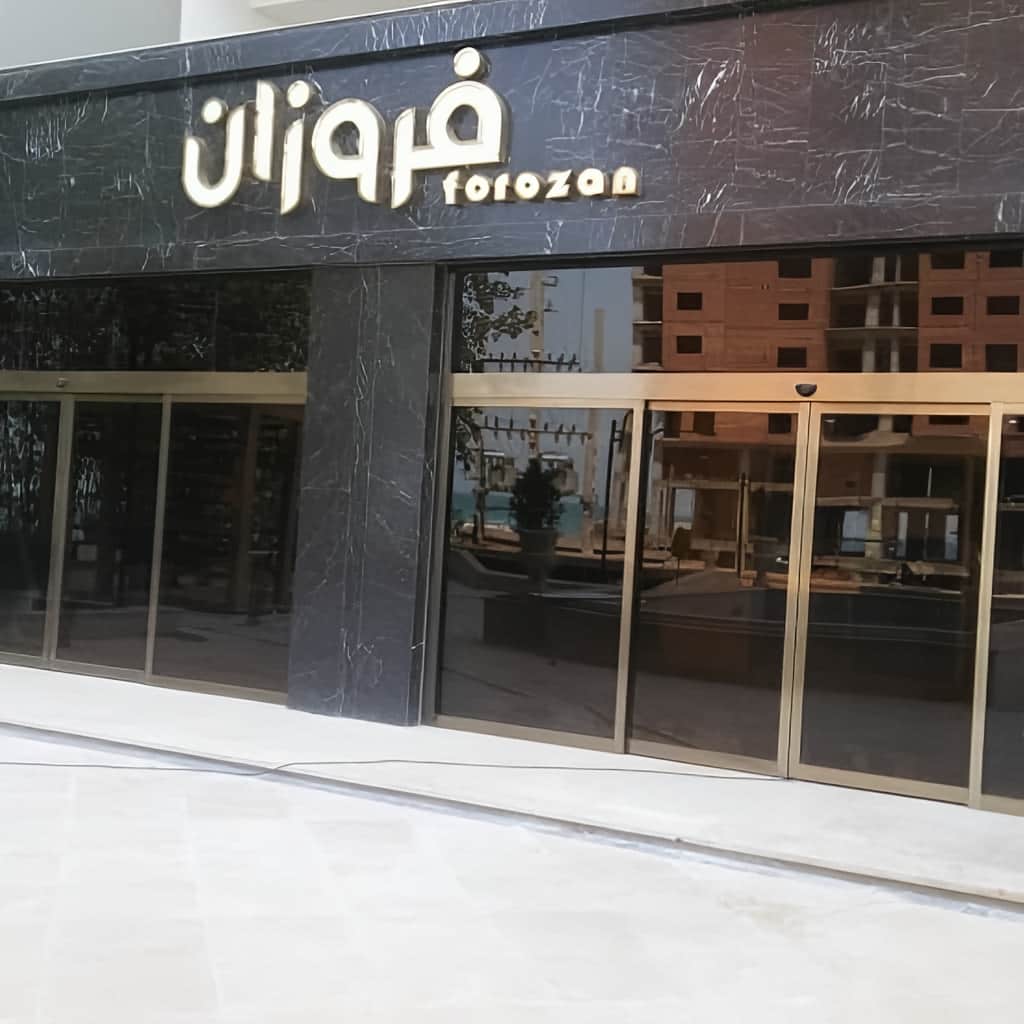 سفارش درب اتوماتیک شیشه ای گردان سه‌باله در کرمان