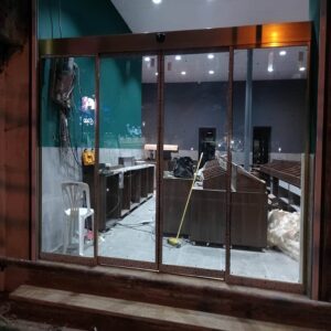 8 مدل درب اتوماتیک شیشه ای فریم دار آلومینیوم در کرمان
