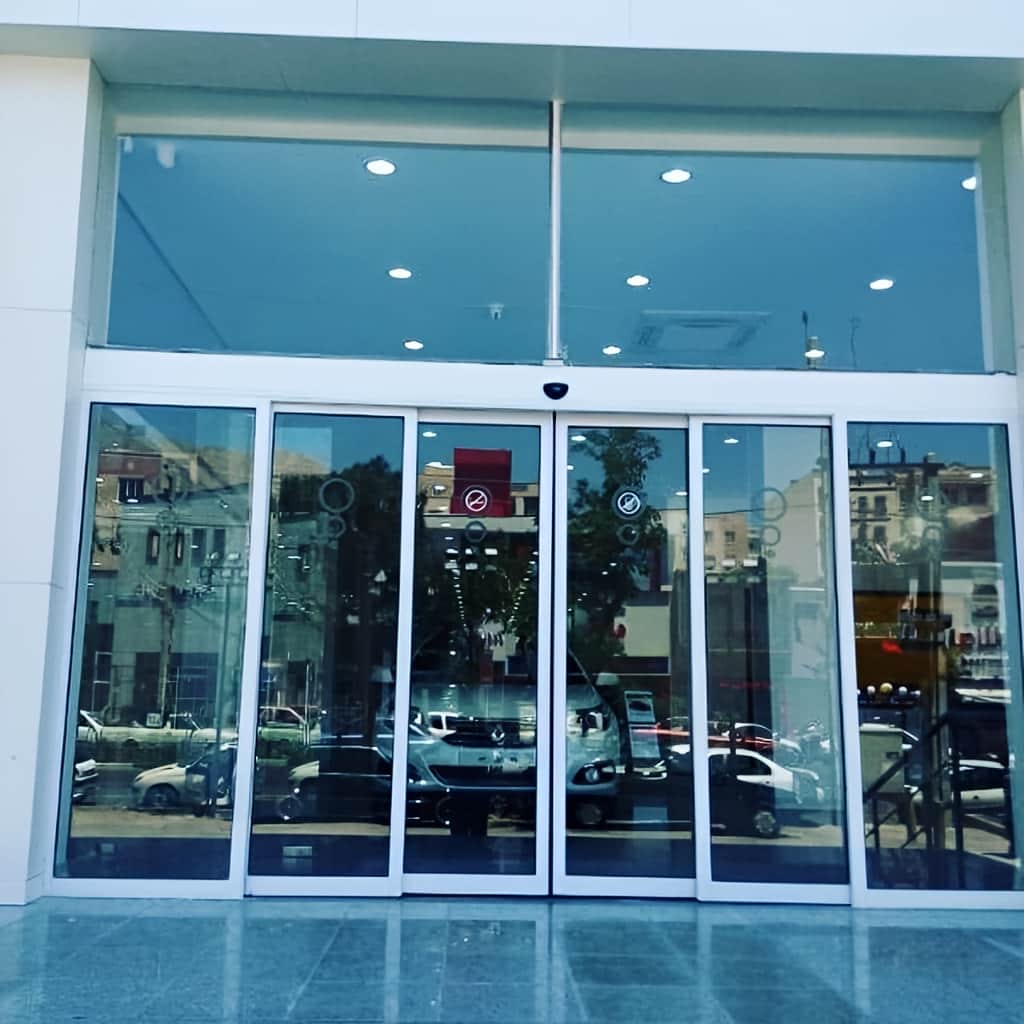 درب اتوماتیک شیشه ای فروشگاهی پرتردد فریم‌دار در کرمان