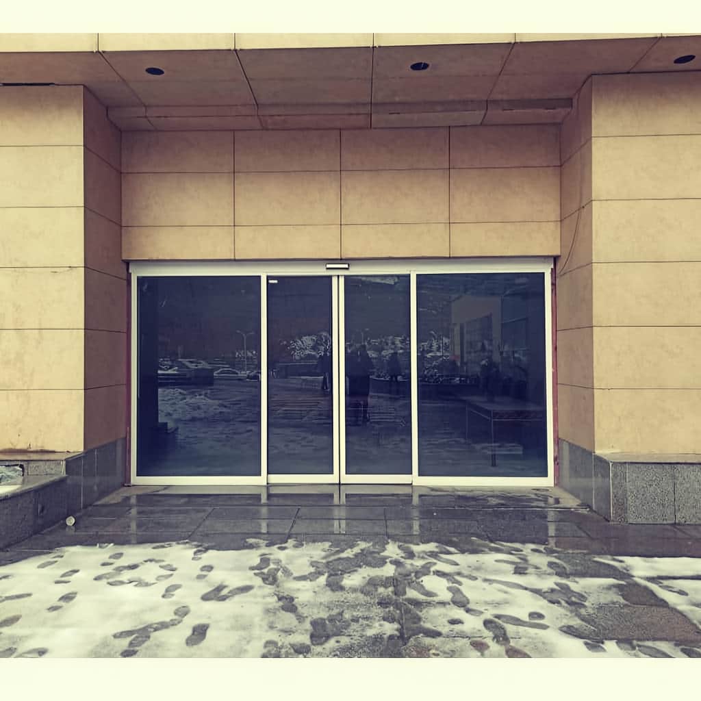 اجرای فریم آلومینیومی نقره ای درب اتوماتیک در کرمان