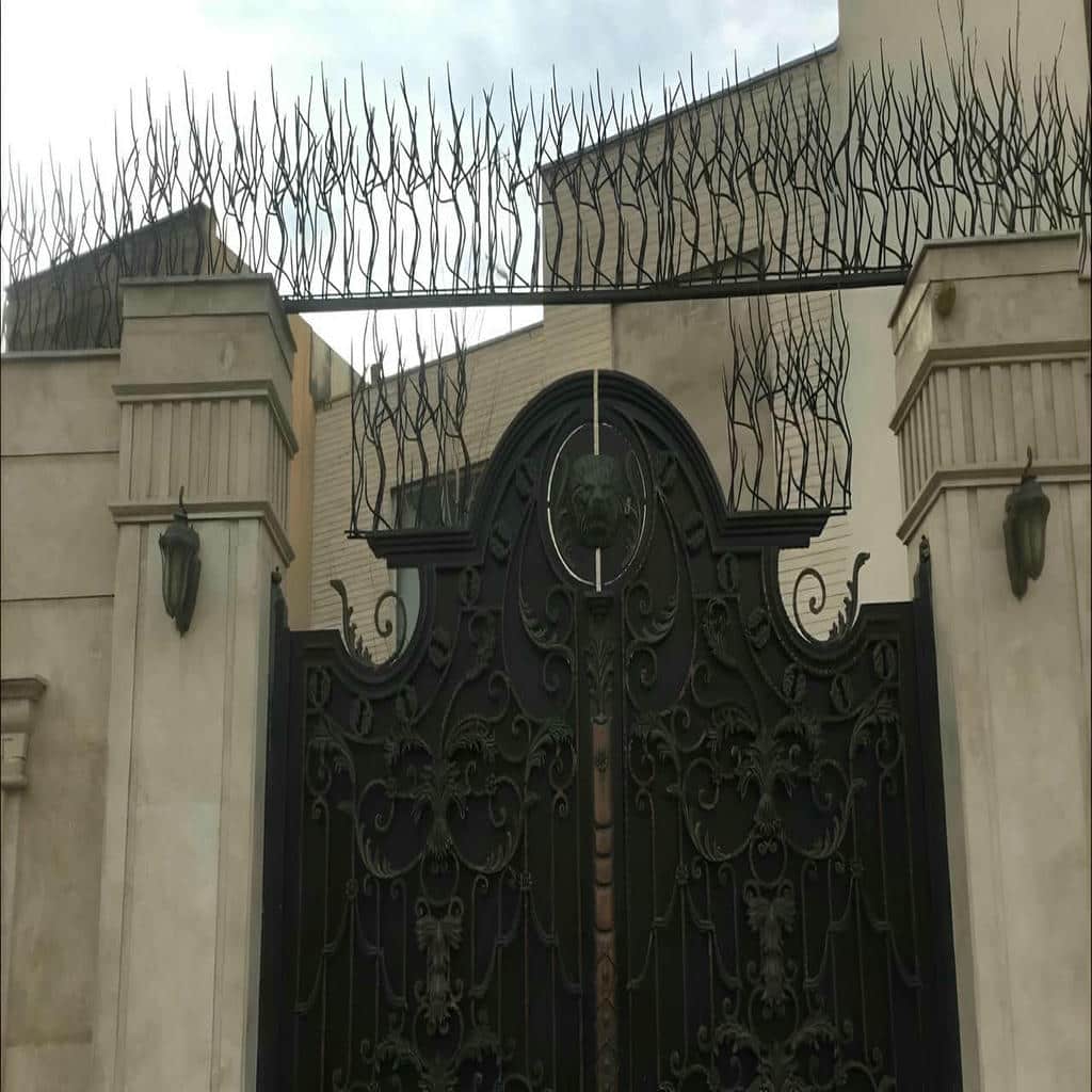 ساخت حفاظ شاخ گوزنی با میلگرد خمکاری و شاخه‌های متراکم در کرمان