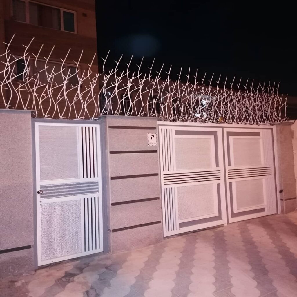 نصب حفاظ شاخ گوزنی متراکم روی دیوار باغ ویلا در کرمان