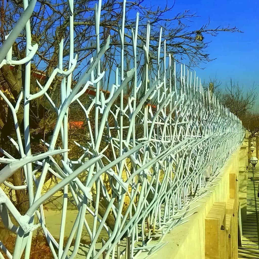 اجرای حفاظ دیوار شاخ گوزنی میلگرد خمکاری روی دیوار سنگی در کرمان