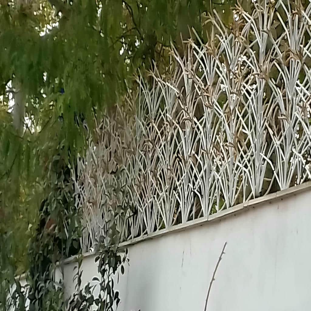 نصب حفاظ لیلیوم دیوار لوکس روی نمای سنگی ویلا در کرمان