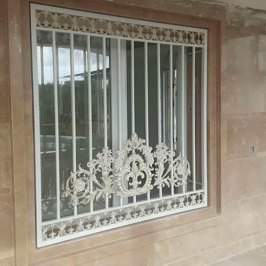 نصب نرده پنجره فرفورژه گل‌دار با کنترل تقارن در کرمان