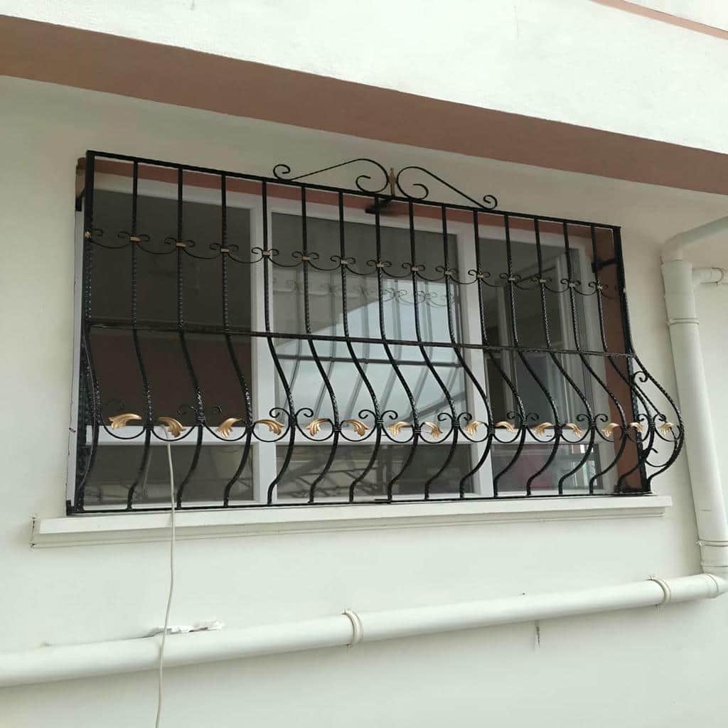 ساخت حفاظ پنجره رنگی کوره‌ای شبکه‌ای با قاب منظم در کرمان