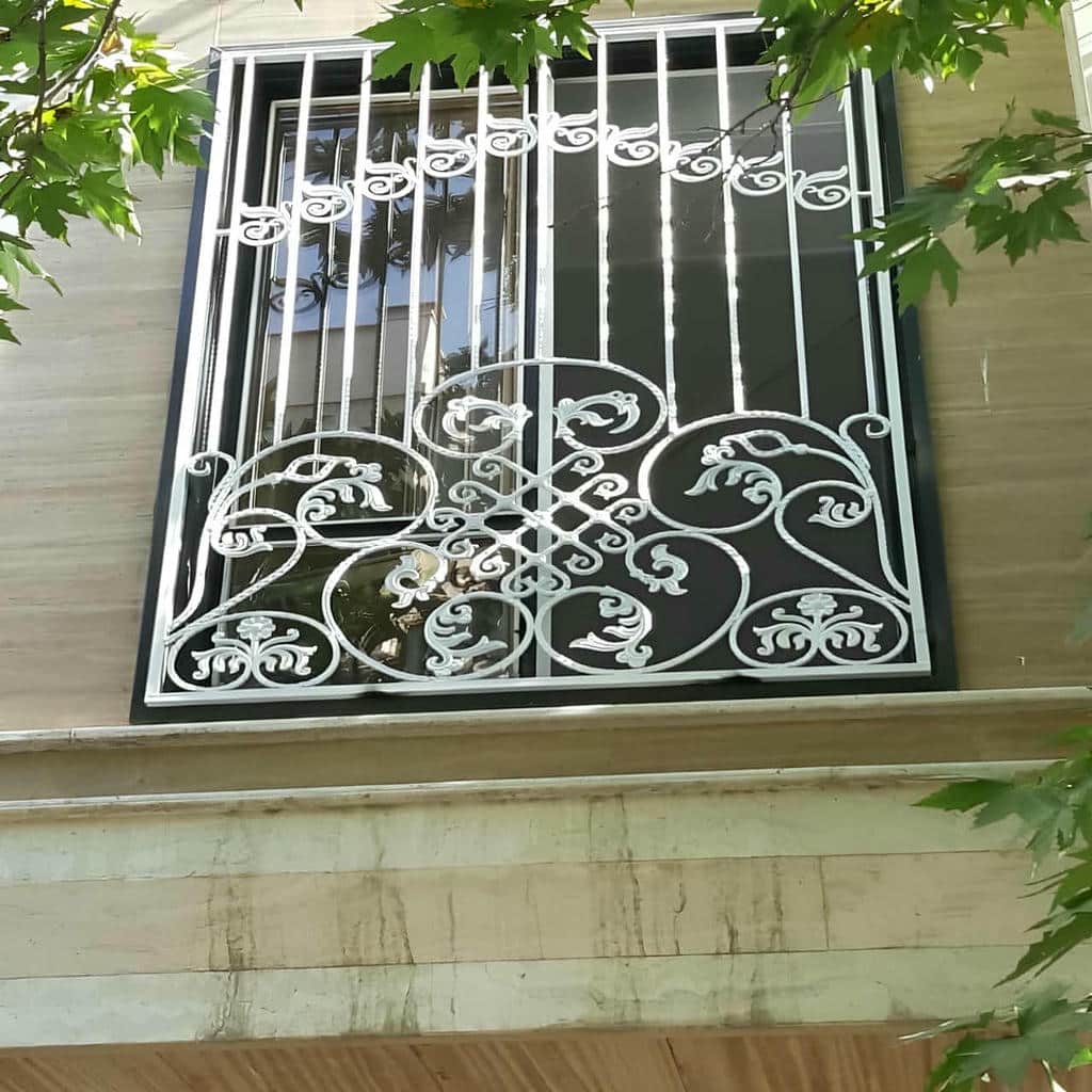 فروش نرده پنجره فرفورژه گل‌دار برای نمای کلاسیک در کرمان