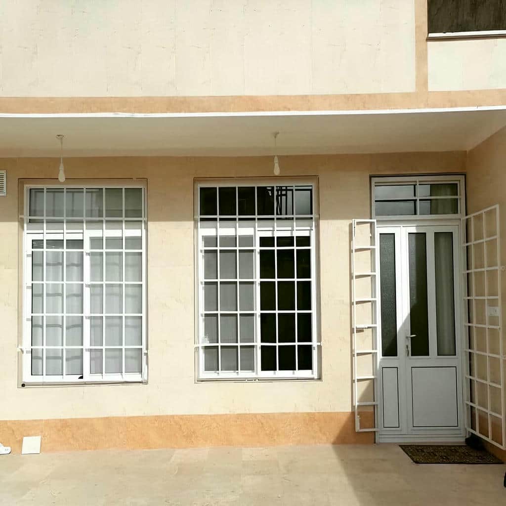 نرده پنجره فلزی شاسیدار هندسی برای نمای ساختمان در کرمان نرده پنجره فلزی شاسیدار هندسی برای نمای ساختمان در کرمان