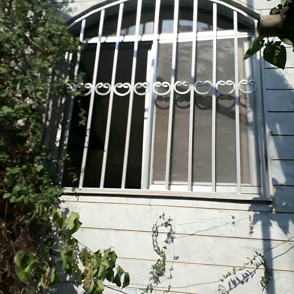 سفارش نرده پنجره فلزی شاسیدار با شاسی دوبل در کرمان سفارش نرده پنجره فلزی شاسیدار با شاسی دوبل در کرمان