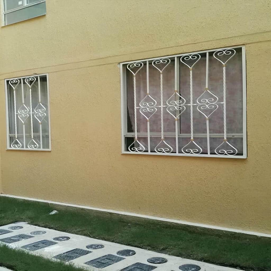 اجرای حفاظ پنجره پروفیلی عمودی با قاب منظم در کرمان