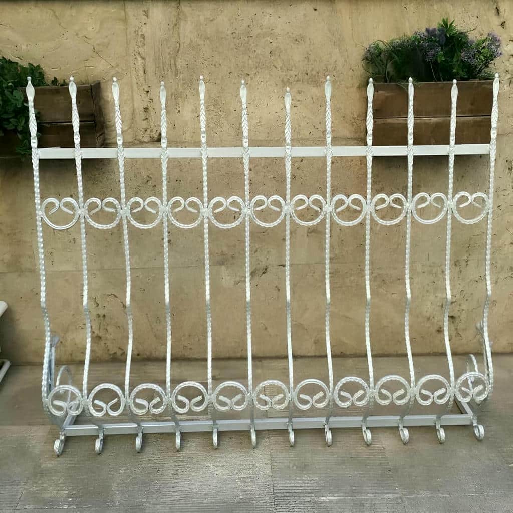 اجرای نرده پنجره فلزی شاسی‌دار با خطوط عمودی در کرمان
