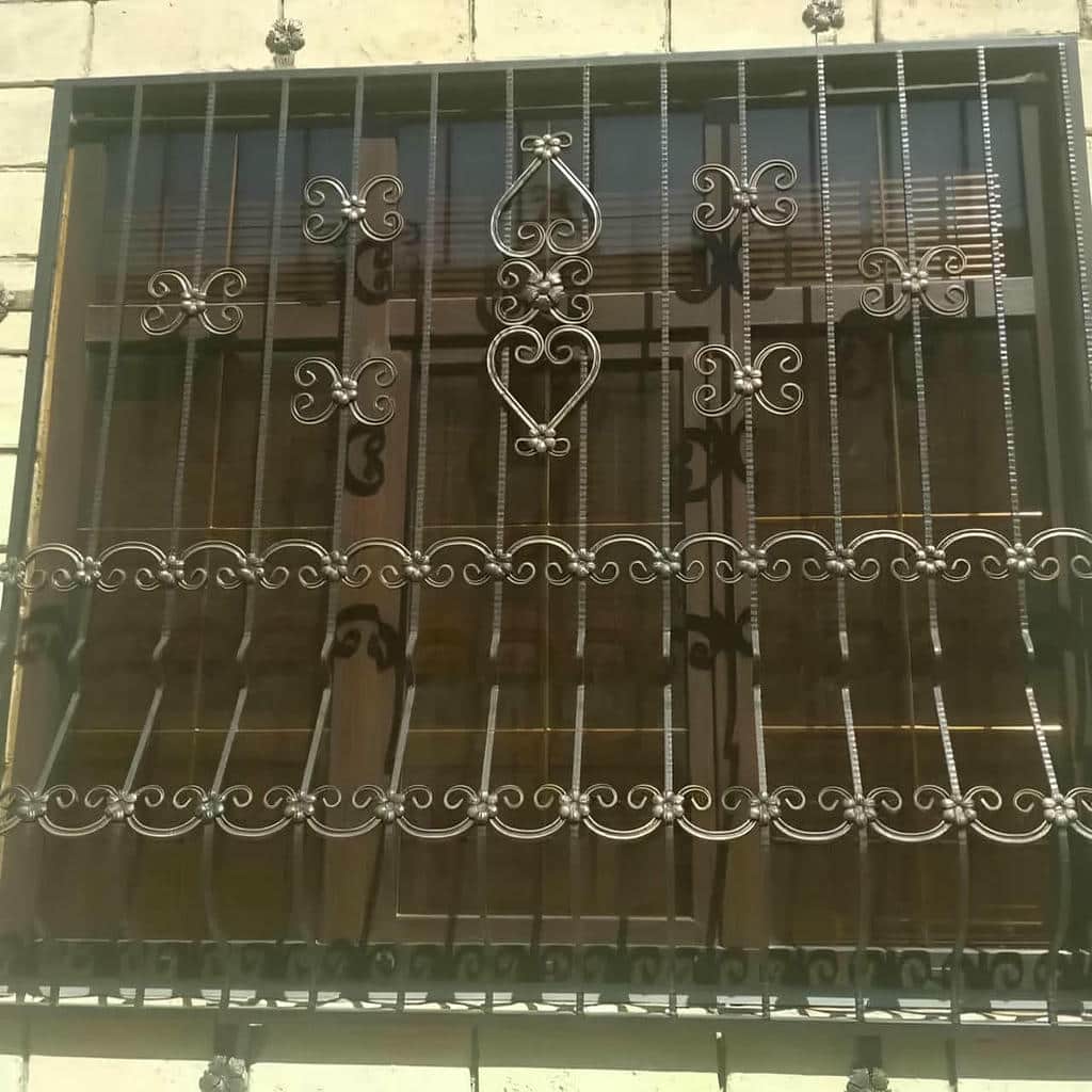 حفاظ پنجره آپارتمان طبقات پایین فرفورژه هماهنگ با نما در کرمان