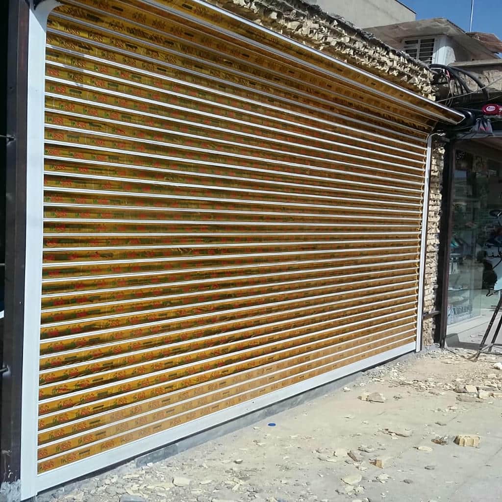 سفارش کرکره برقی رنگی نمای فروشگاه در کرمان متناسب با رنگ برند