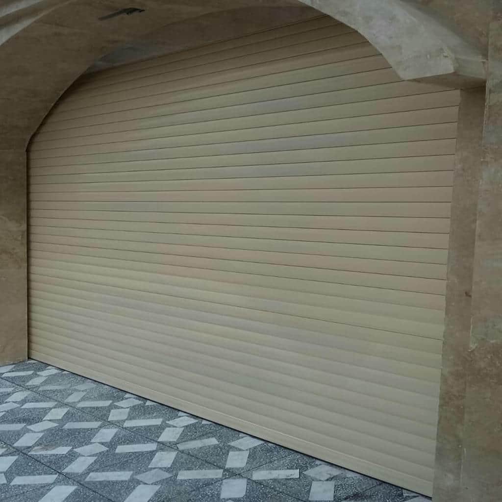 کرکره برقی رنگی نمای فروشگاه با رنگ خنثی در کرمان