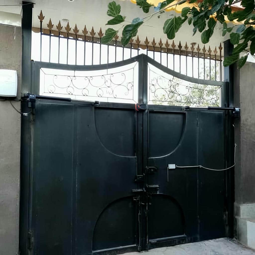 نصب جک درب حیاط سنگین روی درب فلزی در کرمان
