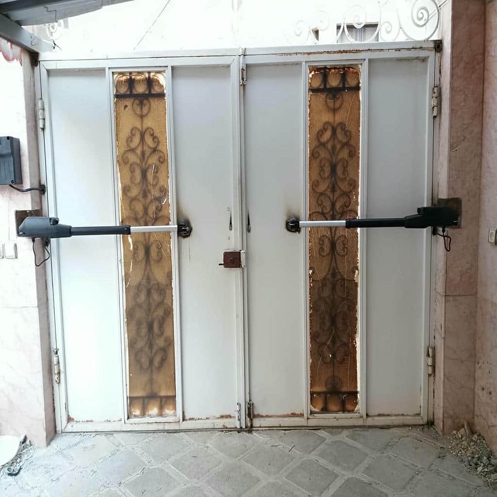 نصب درب اتوماتیک ریلی حیاط روی ریل تراز در کرمان