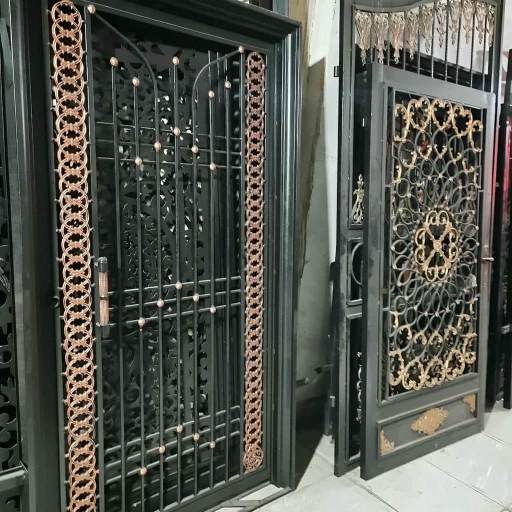 اجرای درب حیاط طاق دار کم‌خیز در کرمان