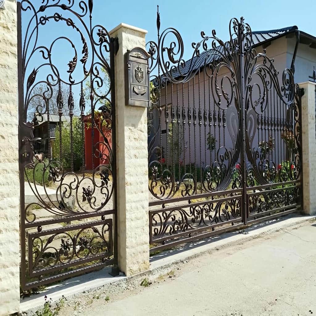 درب پارکینگ لولایی ستون دار کلاسیک هماهنگ با نمای ساختمان در کرمان